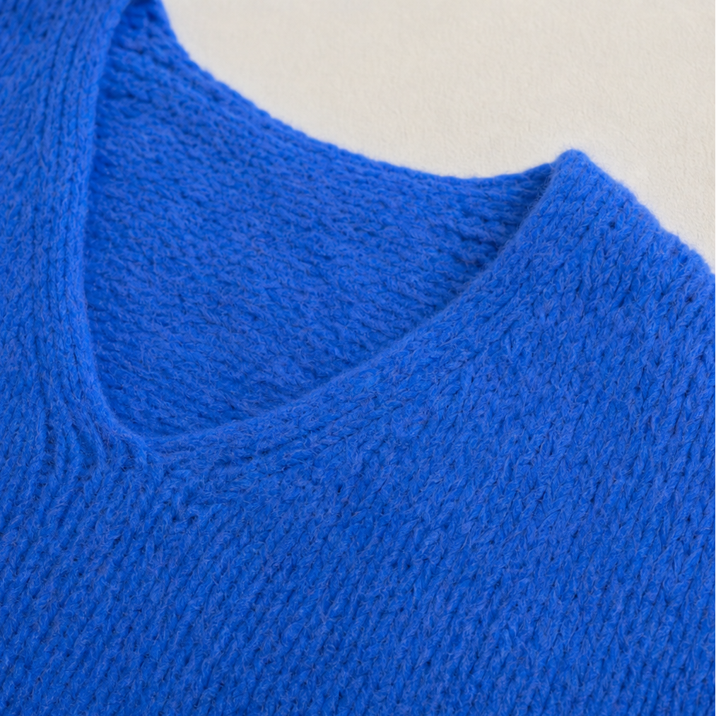 Vellora – Chunky-Knit V-Neck Sweater