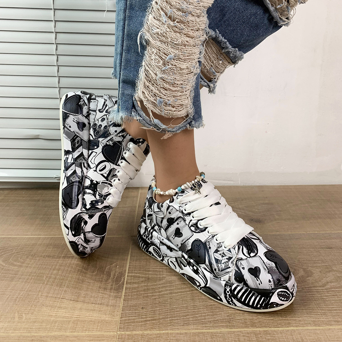 Mia - Women's Graffiti Print Low-Cut Sneakers